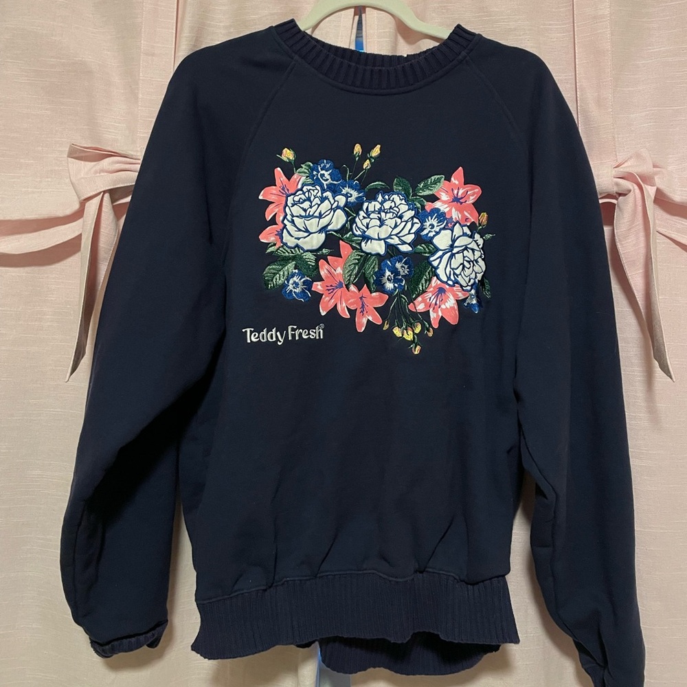 Teddy Fresh Large Crewneck Sweater Pullover Long Sleeve Embroidered Floral Navy